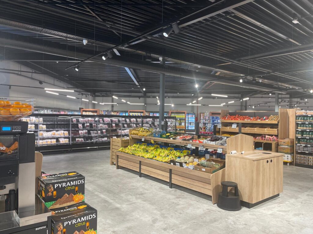Project - Alvo Knesselare - gerealiseerd aan de hand van 3fase rails met spots en de new linje. Mogelijk om meat en bakery en andere filters op spots te hebben